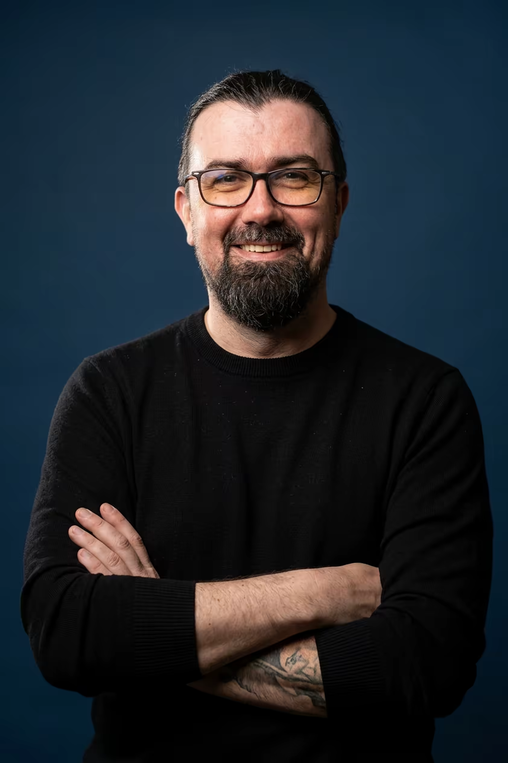 Bogdan Vizitiu, portret cu brațele încrucișate