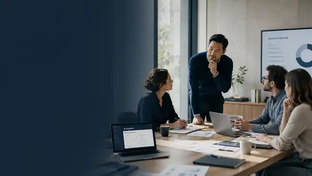 Echipă de manageri lucrând împreună într-un context de muncă asistată de AI