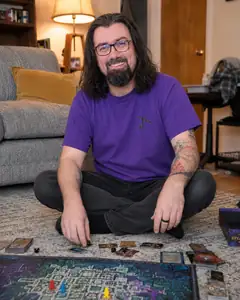 Bogdan Vizitiu jucând un board game acasă